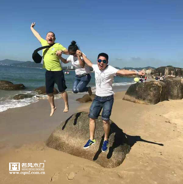 重庆名风木门：十周年精英团队畅游三亚飞的更高